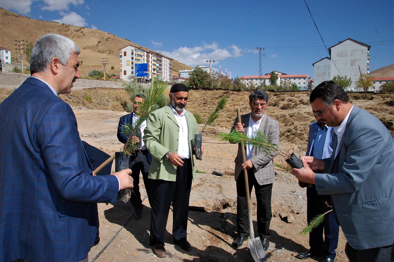 Fidanlar çorak toprak ile buluşturuldu Fidanlar çorak toprak ile buluşturuldu